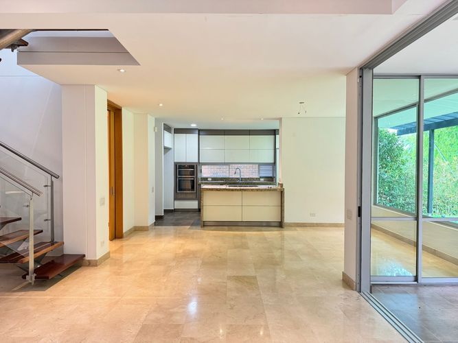 Casa de 3 alcobas en arriendo en Loma Benedictinos, Envigado, 340 m² · foto 4 de 19