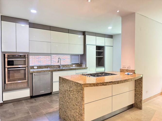 Casa de 3 alcobas en arriendo en Loma Benedictinos, Envigado, 340 m² · foto 8 de 19