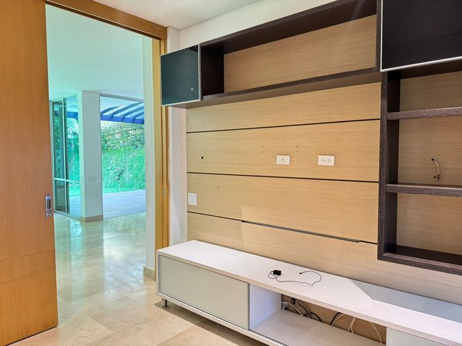 Casa de 3 alcobas en arriendo en Loma Benedictinos, Envigado, 340 m² · foto 6 de 19
