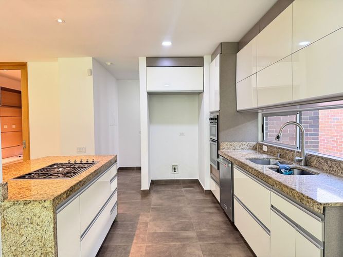 Casa de 3 alcobas en arriendo en Loma Benedictinos, Envigado, 340 m² · foto 9 de 19