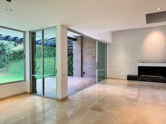 Casa de 3 alcobas en arriendo en Loma Benedictinos, Envigado, 340 m² · foto 2 de 19