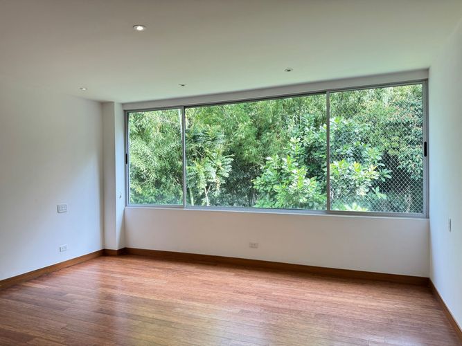 Casa de 3 alcobas en arriendo en Loma Benedictinos, Envigado, 340 m² · foto 17 de 19