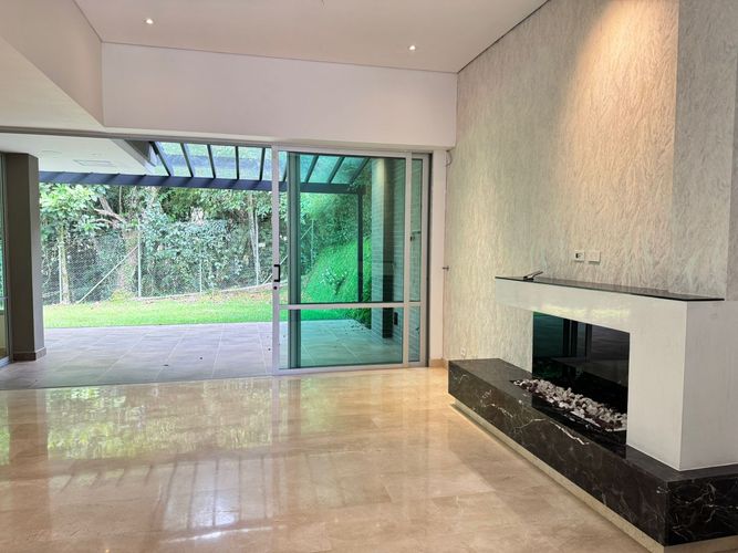 Casa de 3 alcobas en arriendo en Loma Benedictinos, Envigado, 340 m² · foto 3 de 19