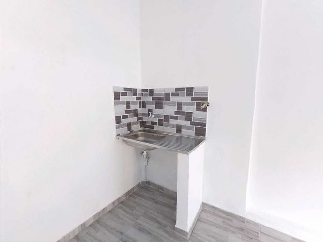 Local en arriendo en Bombona No.1, Medellín, 15 m² · foto 4 de 6