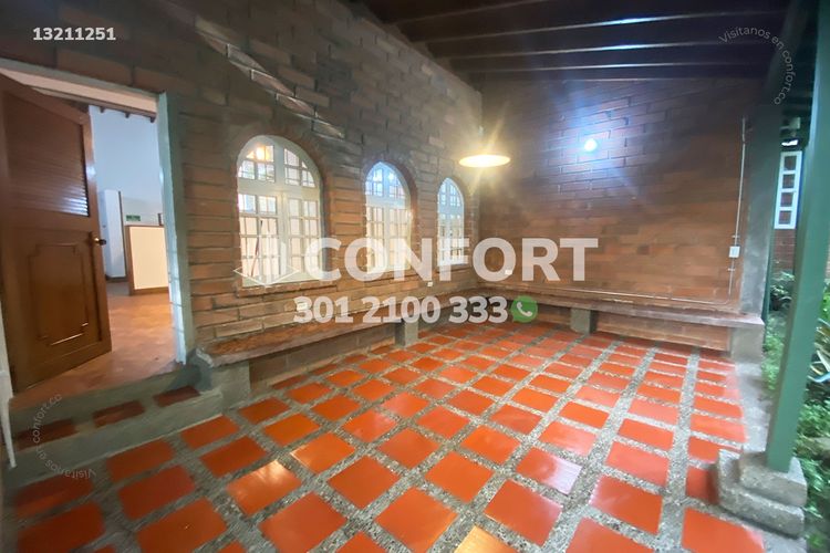 Casa de 3 alcobas en arriendo en Lalinde, Medellín, 527 m² · foto 23 de 24