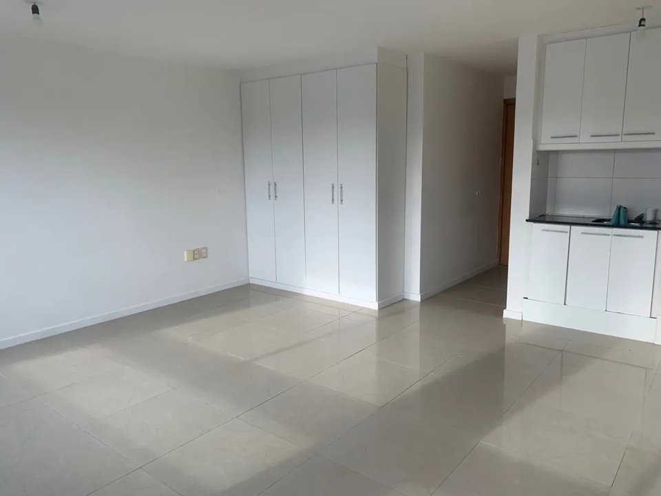 ALQUILER EN POCITOS, MONO AMBIENTE EN PISO 4 AL CONTRA FRENTE, CON PORTERIA · Foto 3