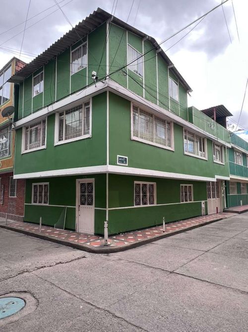 Casa de 7 alcobas en venta en Patio Bonito Ii, Bogotá, 210 m² · foto 2 de 12