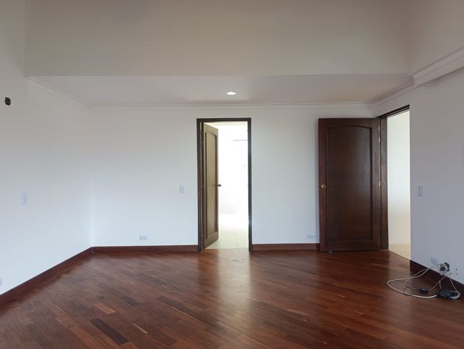 Apartamento de 3 alcobas en venta en El Tesoro, Medellín, 300 m² · foto 2 de 19