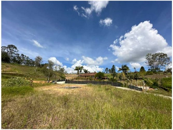 Lote en venta en San Antonio, Guarne, 1727 m² · foto 2 de 16