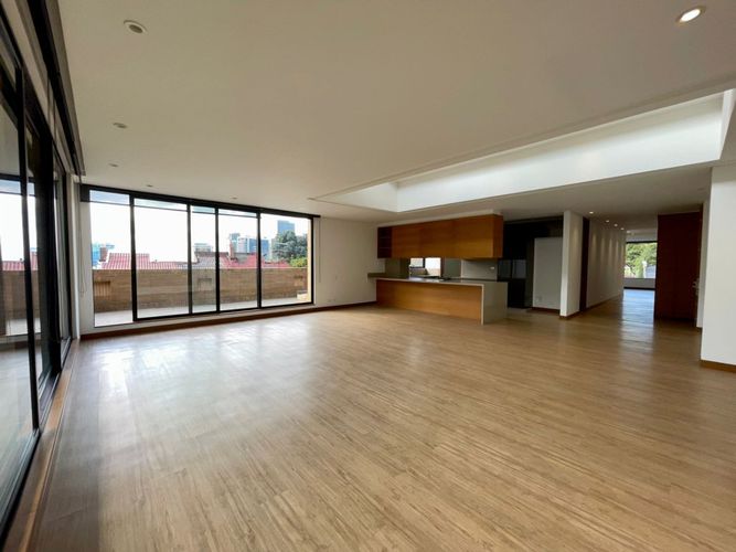 Apartamento de 3 alcobas en venta en Santa Barbara Alta, Bogotá, 319 m² · foto 3 de 24