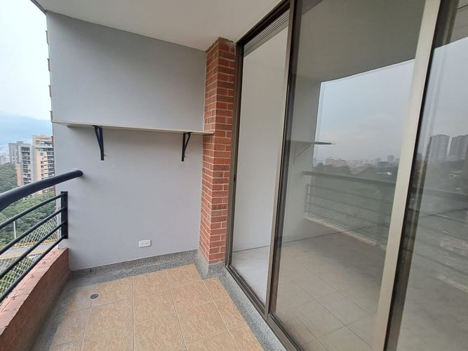 Apartamento de 3 alcobas en arriendo en El Poblado, Medellín, 98 m² · foto 2 de 20