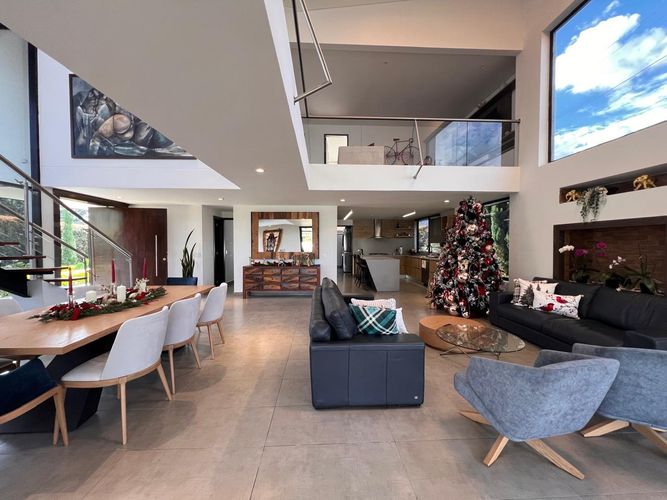 Casa de 5 alcobas en venta en Cabeceras De Llanogrande, Rionegro, 400 m² · foto 2 de 20