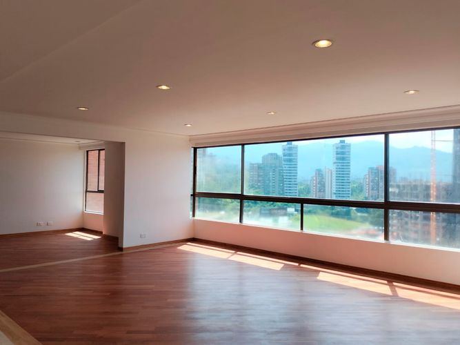Apartamento de 4 alcobas en venta en El Poblado, Medellín, 228 m² · foto 1 de 19