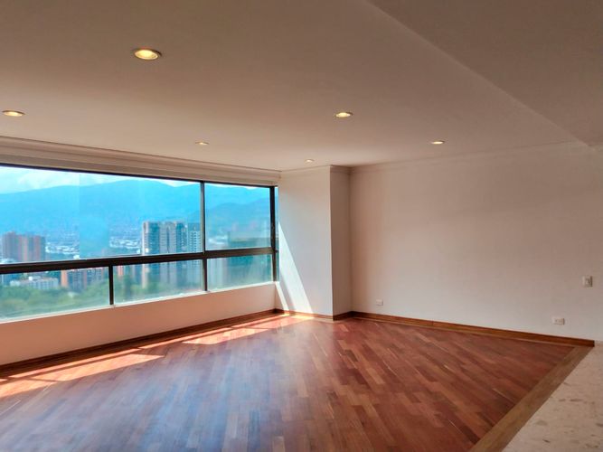 Apartamento de 4 alcobas en venta en El Poblado, Medellín, 228 m² · foto 2 de 19