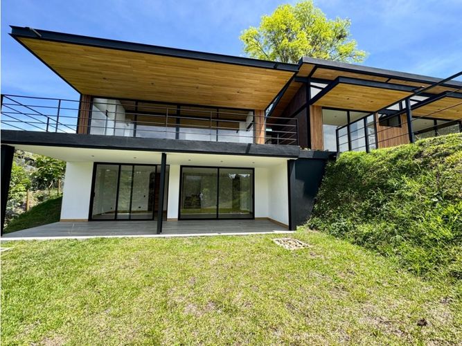 Casa de 3 alcobas en venta en El Retiro, 301 m² · foto 2 de 12