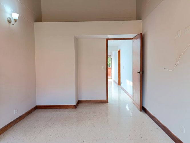 Casa de 5 alcobas en arriendo en El Poblado, Medellín, 350 m² · foto 9 de 19