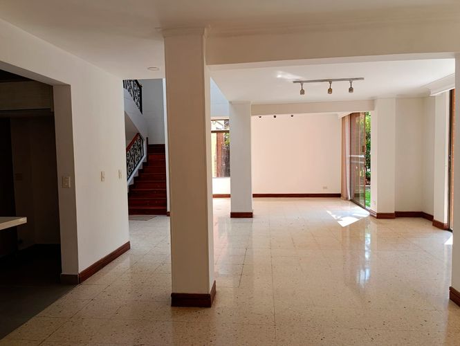 Casa de 5 alcobas en arriendo en El Poblado, Medellín, 350 m² · foto 2 de 19