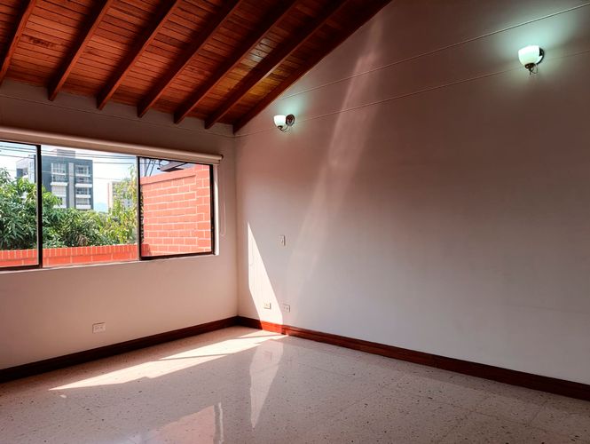 Casa de 5 alcobas en arriendo en El Poblado, Medellín, 350 m² · foto 13 de 19