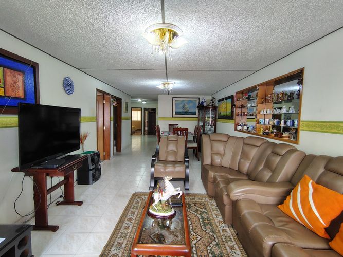 Casa de 9 alcobas en venta en La Europa, Bogotá, 350 m² · foto 10 de 24