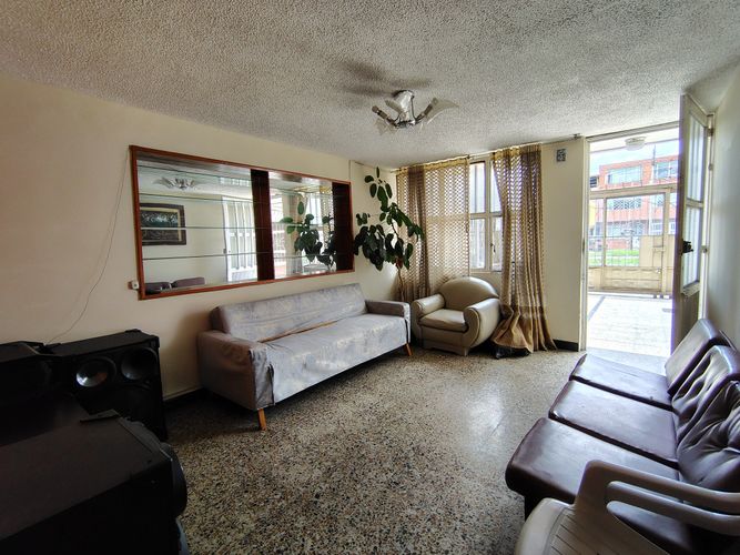 Casa de 9 alcobas en venta en La Europa, Bogotá, 350 m² · foto 23 de 24