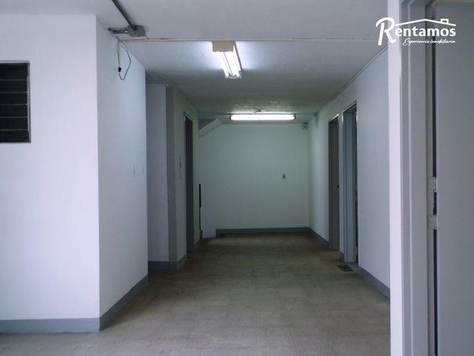 Oficina en arriendo en Perpetuo Socorro, Medellín, 2560 m² · foto 16 de 18