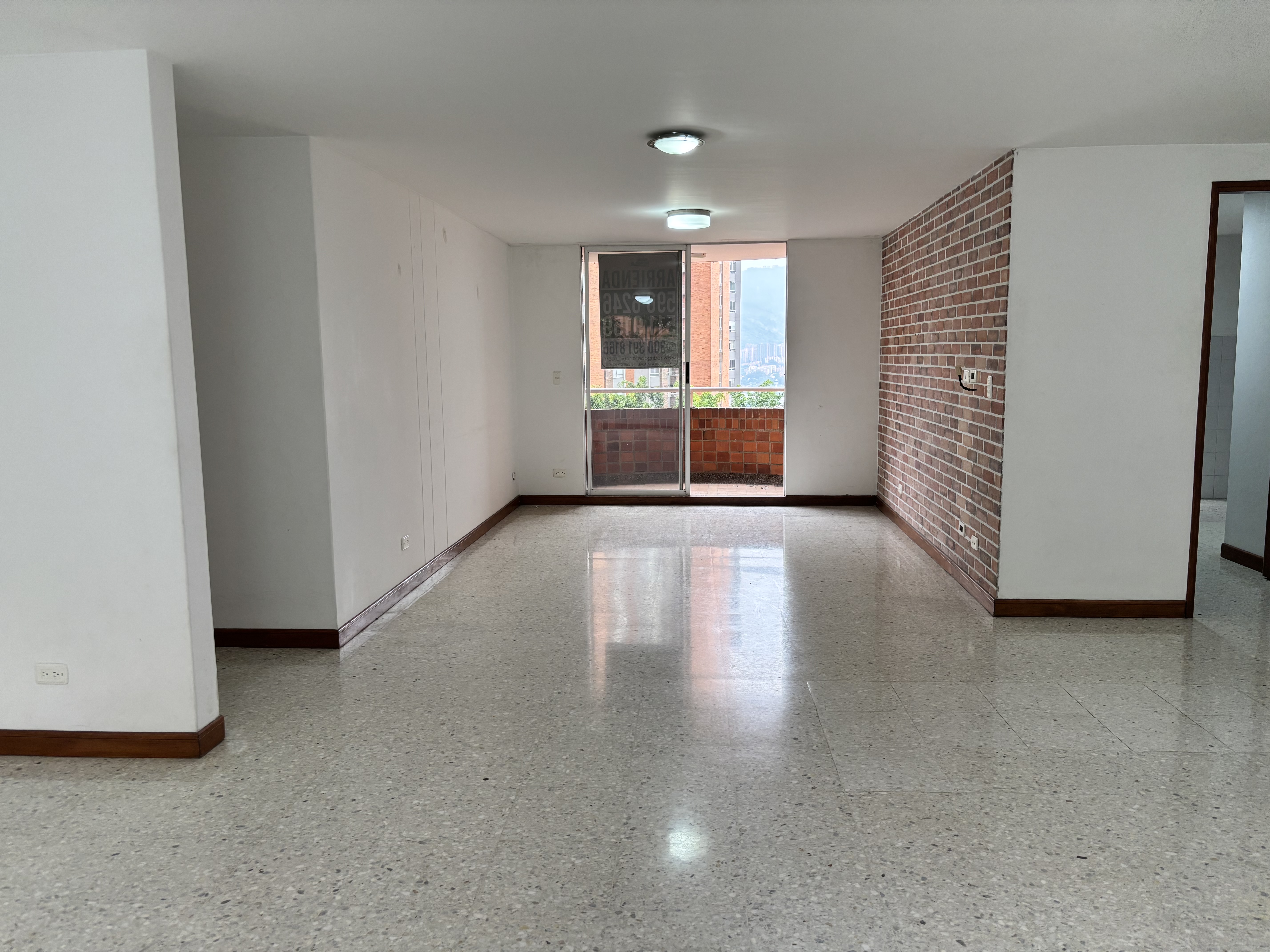 Apartamento en arriendo en Castropol, Medellín · foto 2 de 13