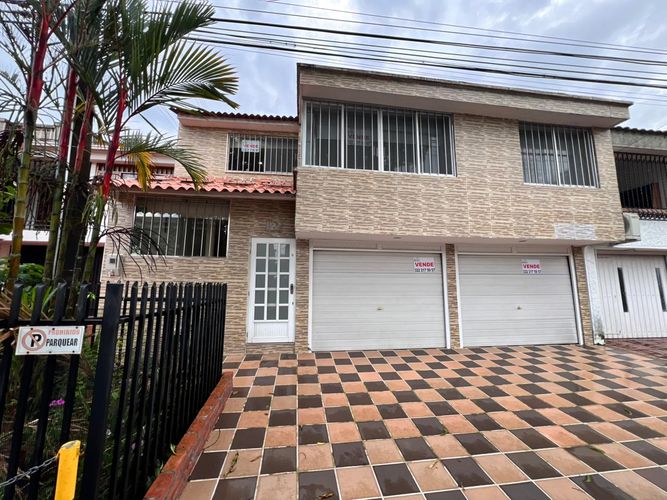 Casa de 5 alcobas en venta en Triangulo, Villavicencio, 234 m² · foto 2 de 24