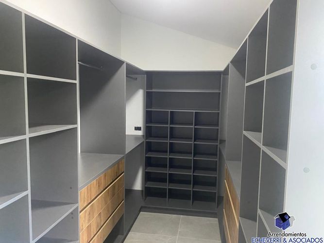 Casa de 6 alcobas en venta en Loma Del Escobero, Envigado · foto 2 de 16