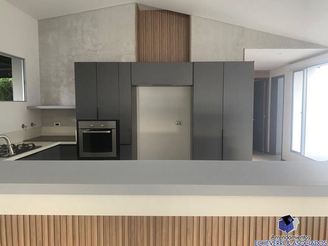 Casa de 6 alcobas en venta en Loma Del Escobero, Envigado · foto 3 de 16