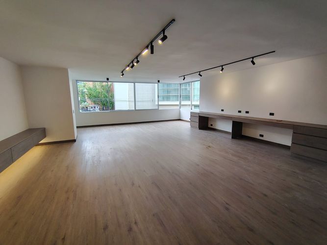 Apartamento de 3 alcobas en venta en El Poblado, Medellín, 205 m² · foto 2 de 19