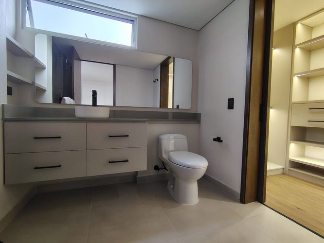 Apartamento de 3 alcobas en venta en El Poblado, Medellín, 205 m² · foto 17 de 19