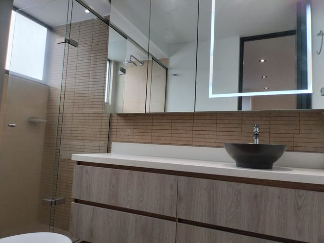 Apartamento de 2 alcobas en venta en El Poblado, Medellín, 101 m² · foto 14 de 15