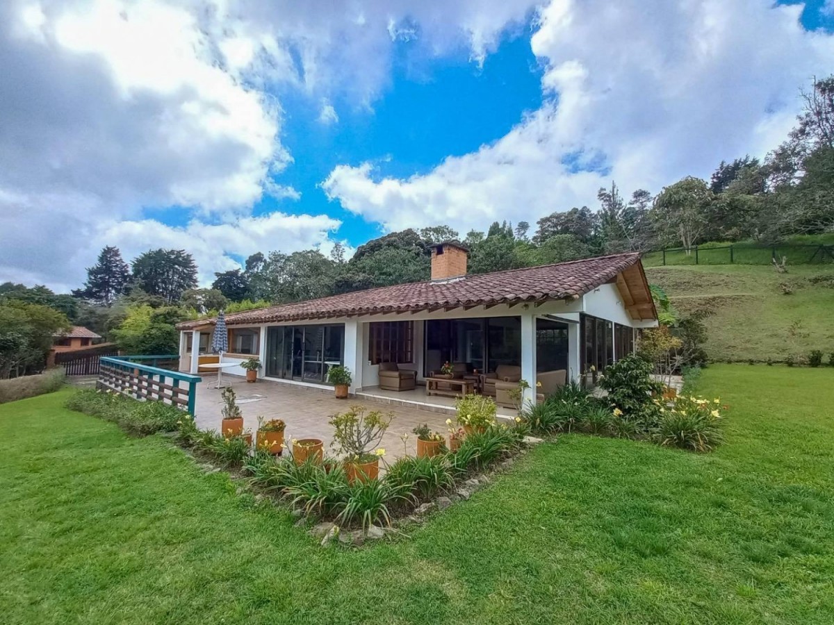 2BR House in Vía Las Palmas (6400 m²)