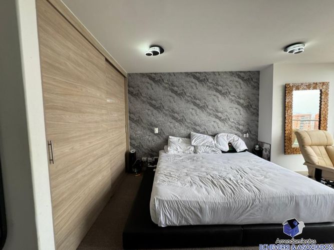 Apartamento de 3 alcobas en venta en Loma De Las Brujas, Envigado, 207 m² · foto 2 de 17