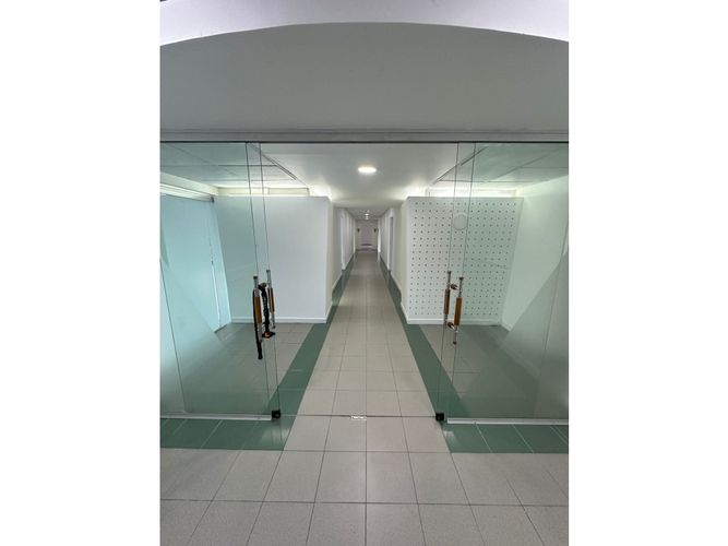 Oficina en venta en La Aguacatala, Medellín, 285 m² · foto 12 de 24