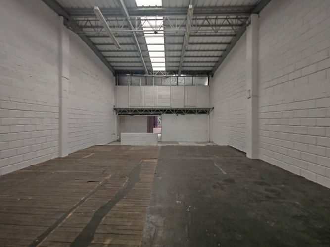 Bodega en arriendo en San Jose Obrero, Bello, 300 m² · foto 2 de 11