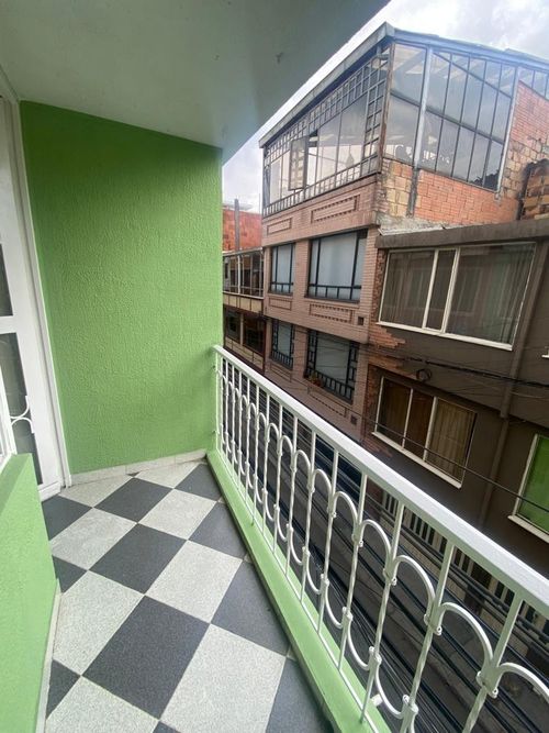 Casa de 8 alcobas en venta en La Perla, Bogotá, 216 m² · foto 2 de 24
