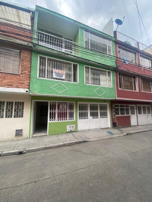 Casa de 8 alcobas en venta en La Perla, Bogotá, 216 m² · foto 3 de 24