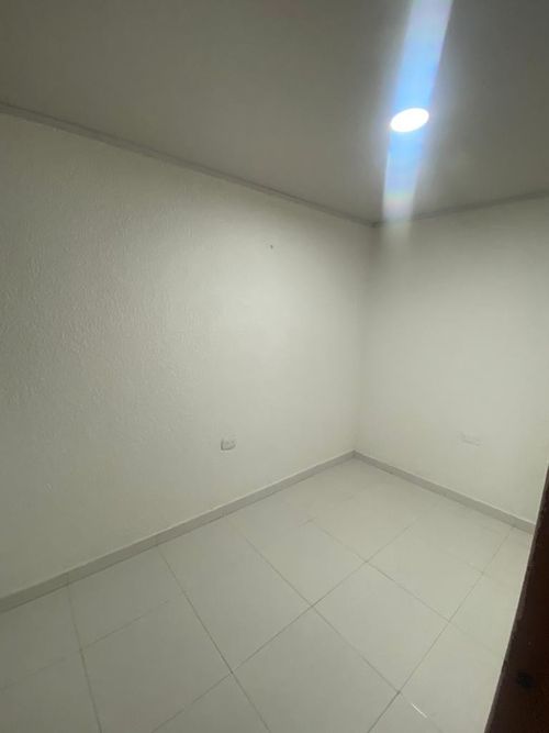 Casa de 8 alcobas en venta en La Perla, Bogotá, 216 m² · foto 8 de 24