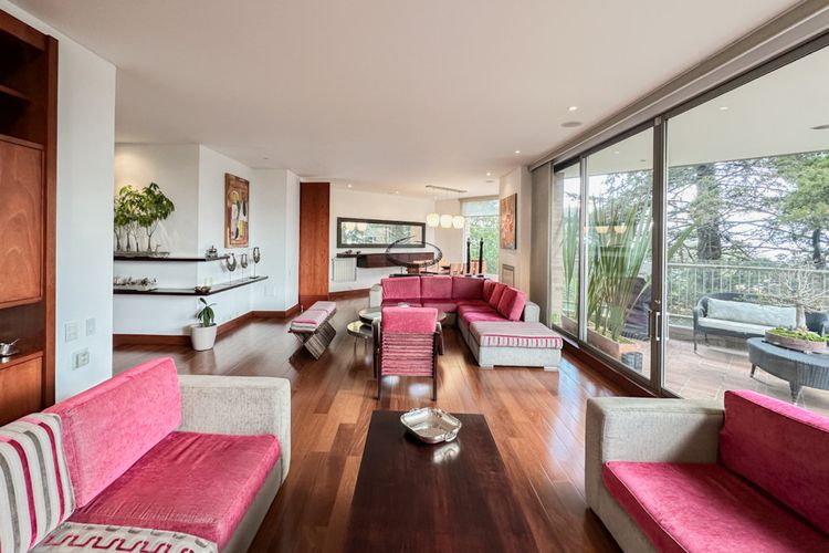 Apartamento de 3 alcobas en venta en Los Naranjos, Bogotá, 275 m² · foto 2 de 24