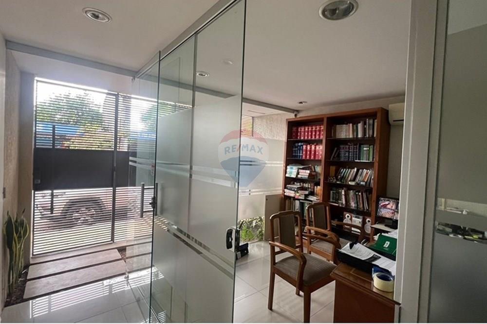 OFICINA CON SALON COMERCIAL EN CIUDAD NUEVA — foto 2