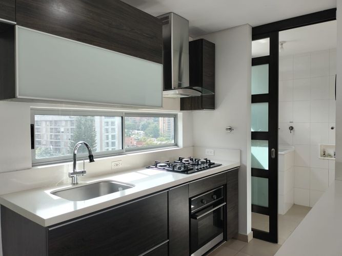Apartamento de 3 alcobas en arriendo en El Poblado, Medellín, 128 m² · foto 3 de 18