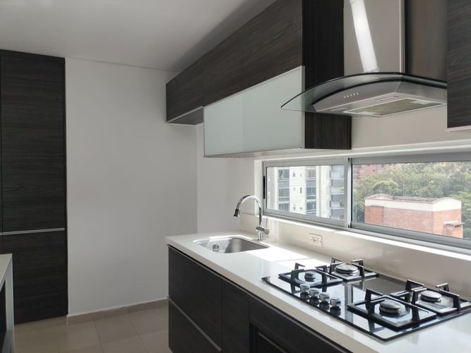 Apartamento de 3 alcobas en arriendo en El Poblado, Medellín, 128 m² · foto 4 de 18