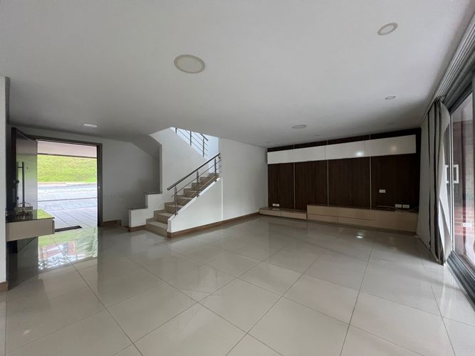 Casa de 4 alcobas en arriendo en Loma Benedictinos, Envigado, 330 m² · foto 2 de 19