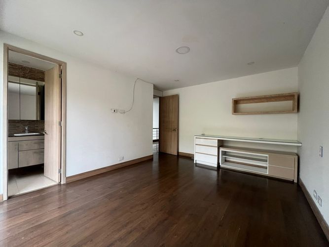 Casa de 4 alcobas en arriendo en Loma Benedictinos, Envigado, 330 m² · foto 9 de 19
