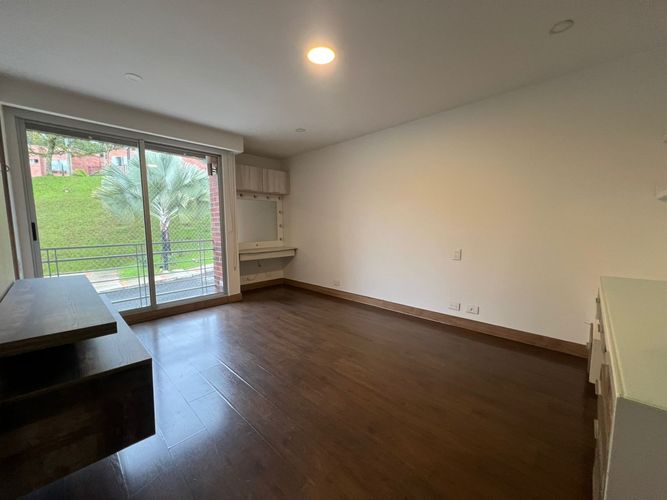 Casa de 4 alcobas en arriendo en Loma Benedictinos, Envigado, 330 m² · foto 7 de 19