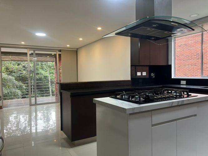 Casa de 4 alcobas en arriendo en Loma Benedictinos, Envigado, 330 m² · foto 11 de 19