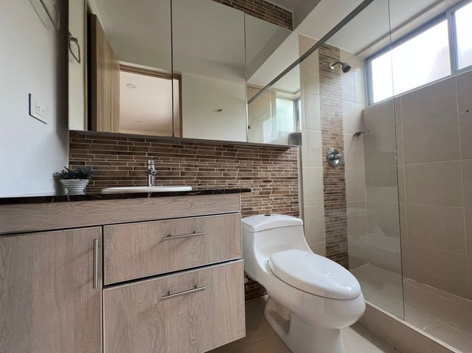 Casa de 4 alcobas en arriendo en Loma Benedictinos, Envigado, 330 m² · foto 15 de 19