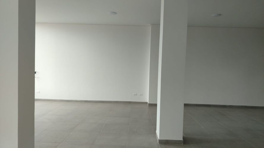 Bodega en arriendo en La Magnolia, Madrid, 1685 m² · foto 2 de 8