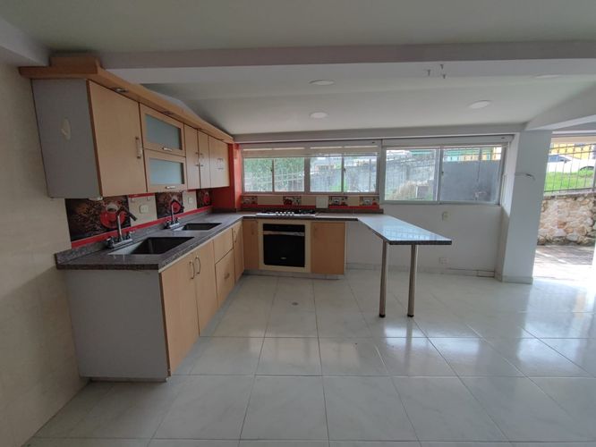 Edificio en venta en La Francia, Manizales, 408 m² · foto 2 de 24